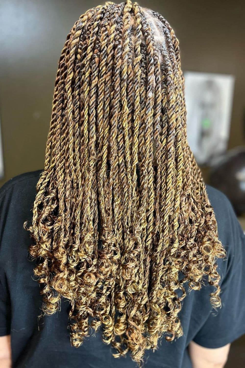 Back of a woman with blonde knotless Senegalese twists.