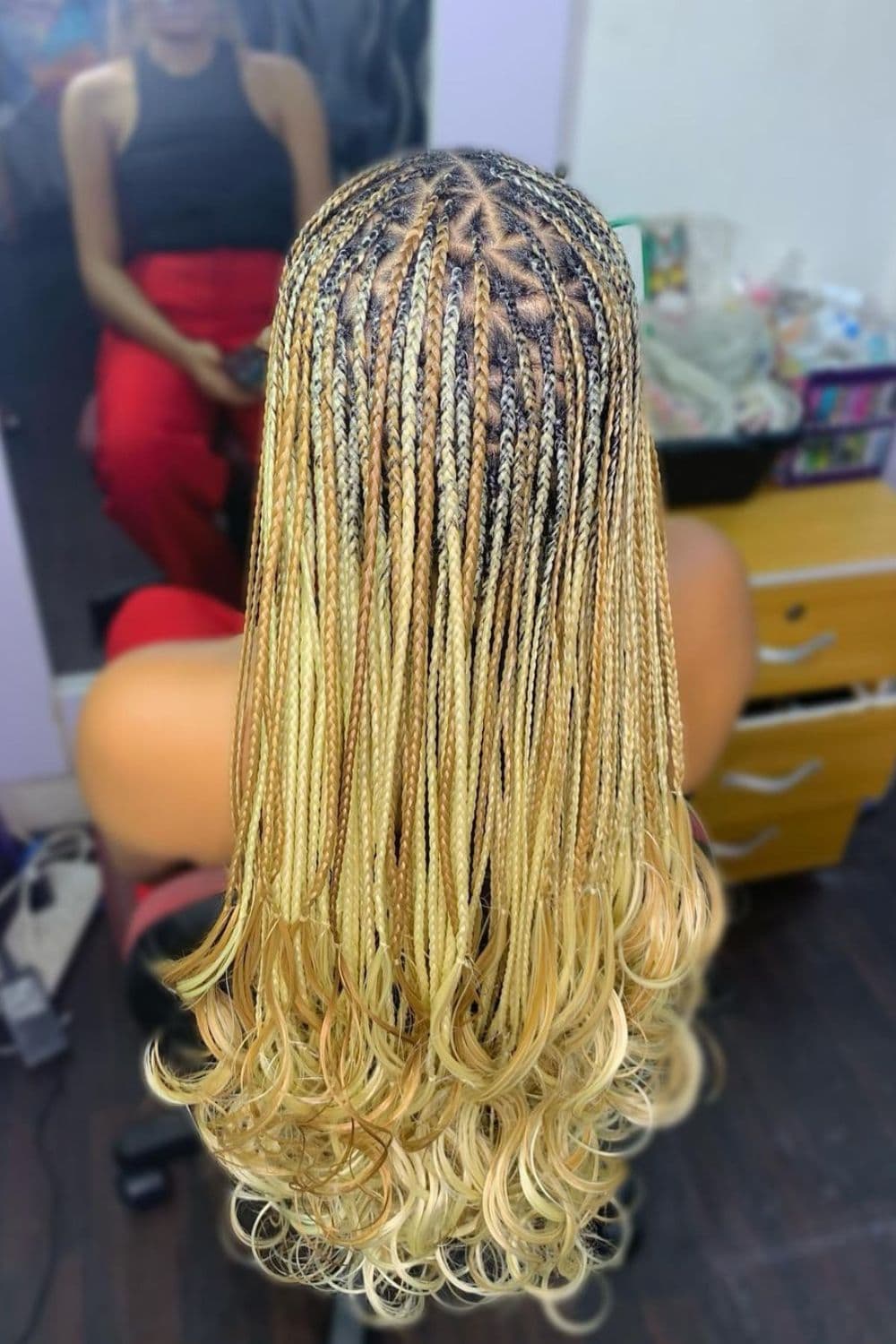 A woman with tri-colored blonde knotless braids.