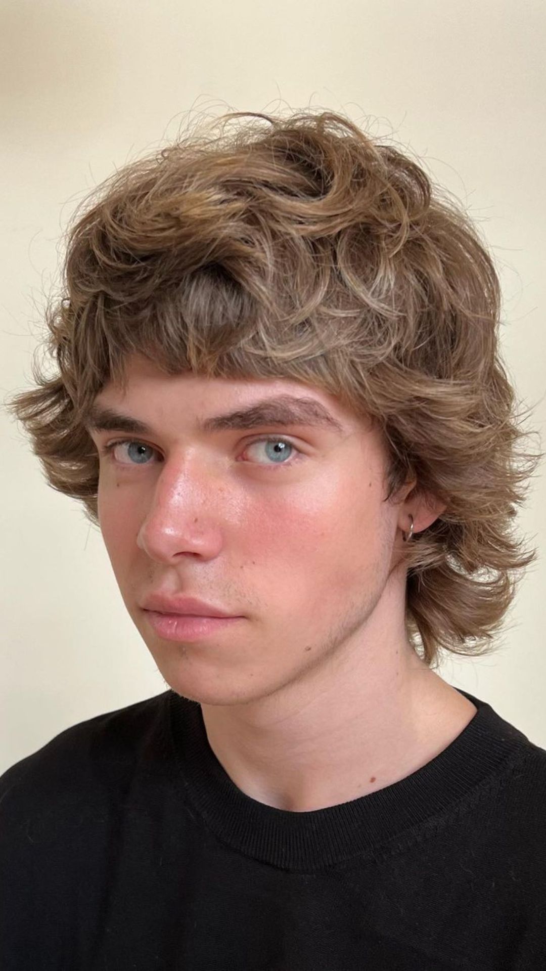 A teenage boy with shaggy layers.
