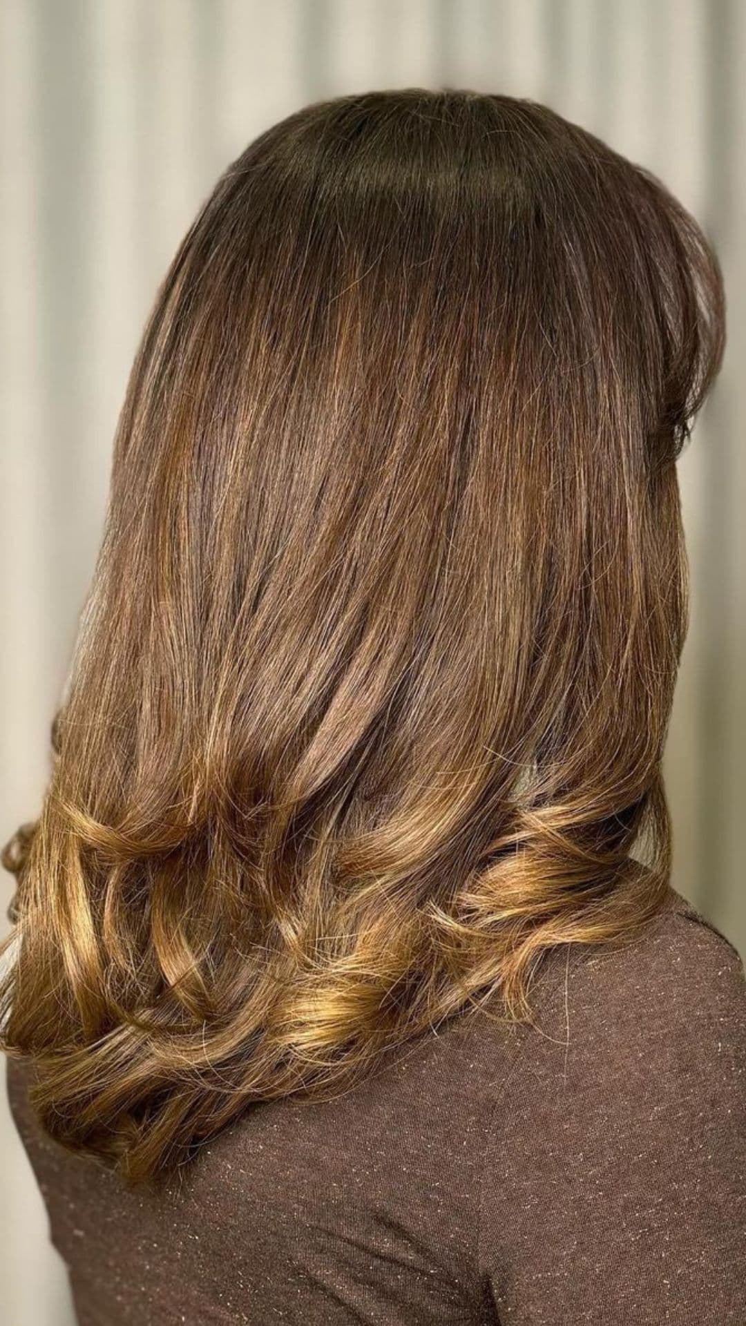 A woman modelling a light hazelnut brown hair.