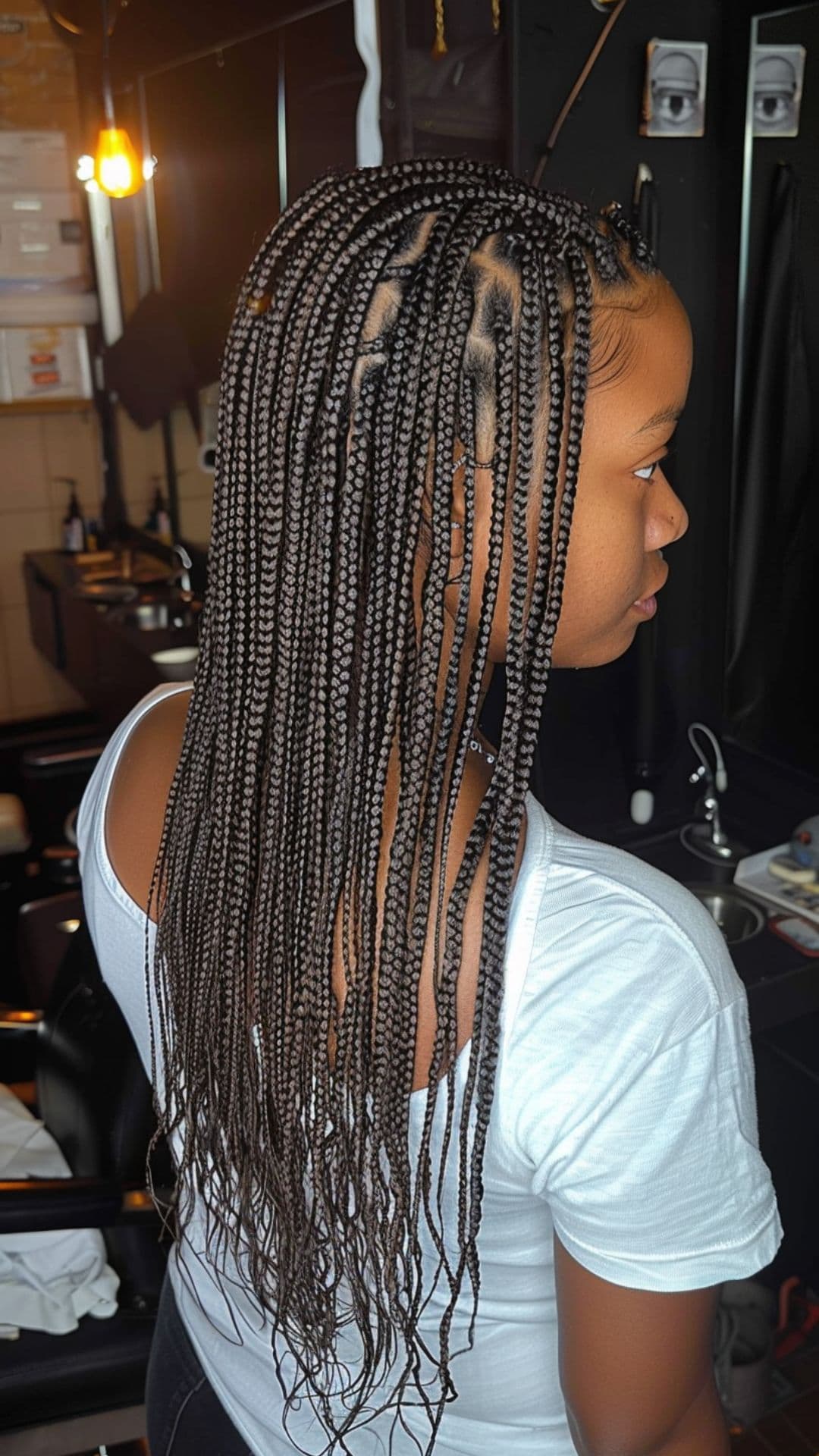 Una mujer modelando un peinado con trenzas de caja.