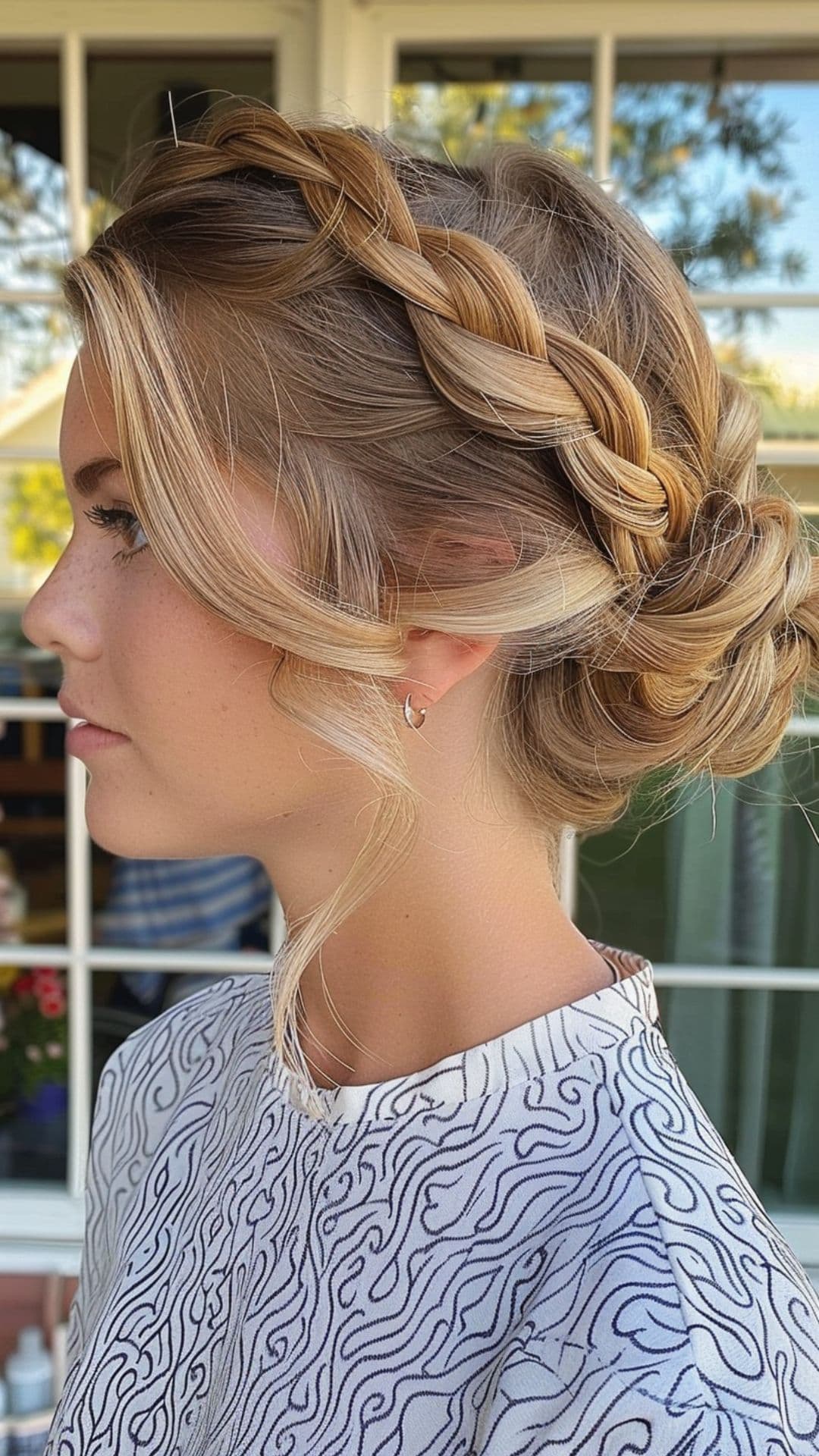 Una mujer modelando una trenza de corona.