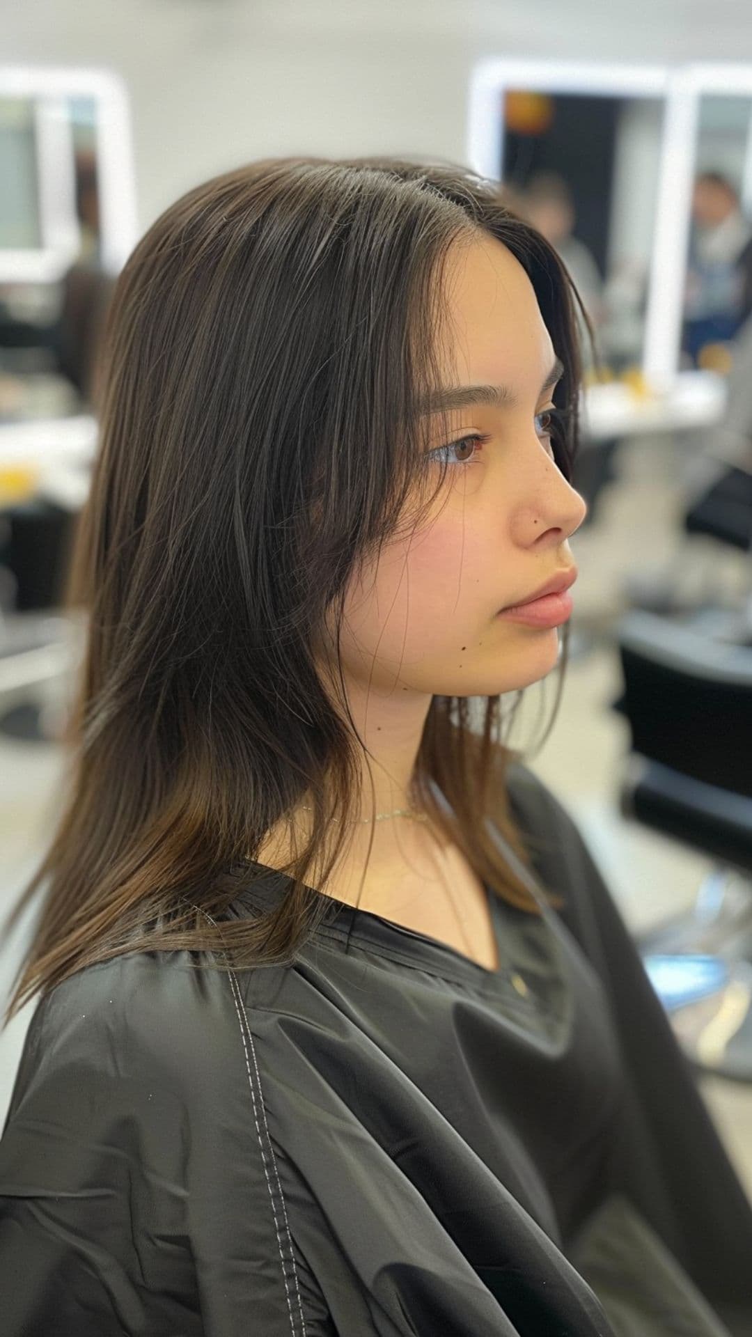 Una mujer modelando un cabello liso y elegante.