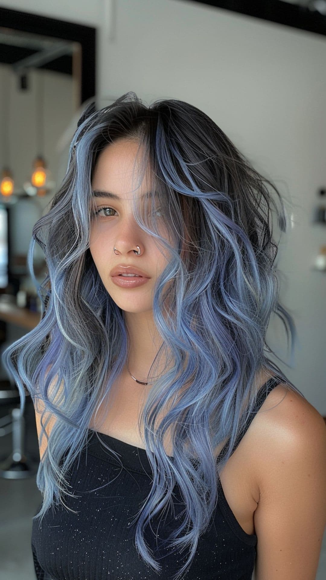 Uma mulher modelando um cabelo azul acinzentado com mechas grossas.