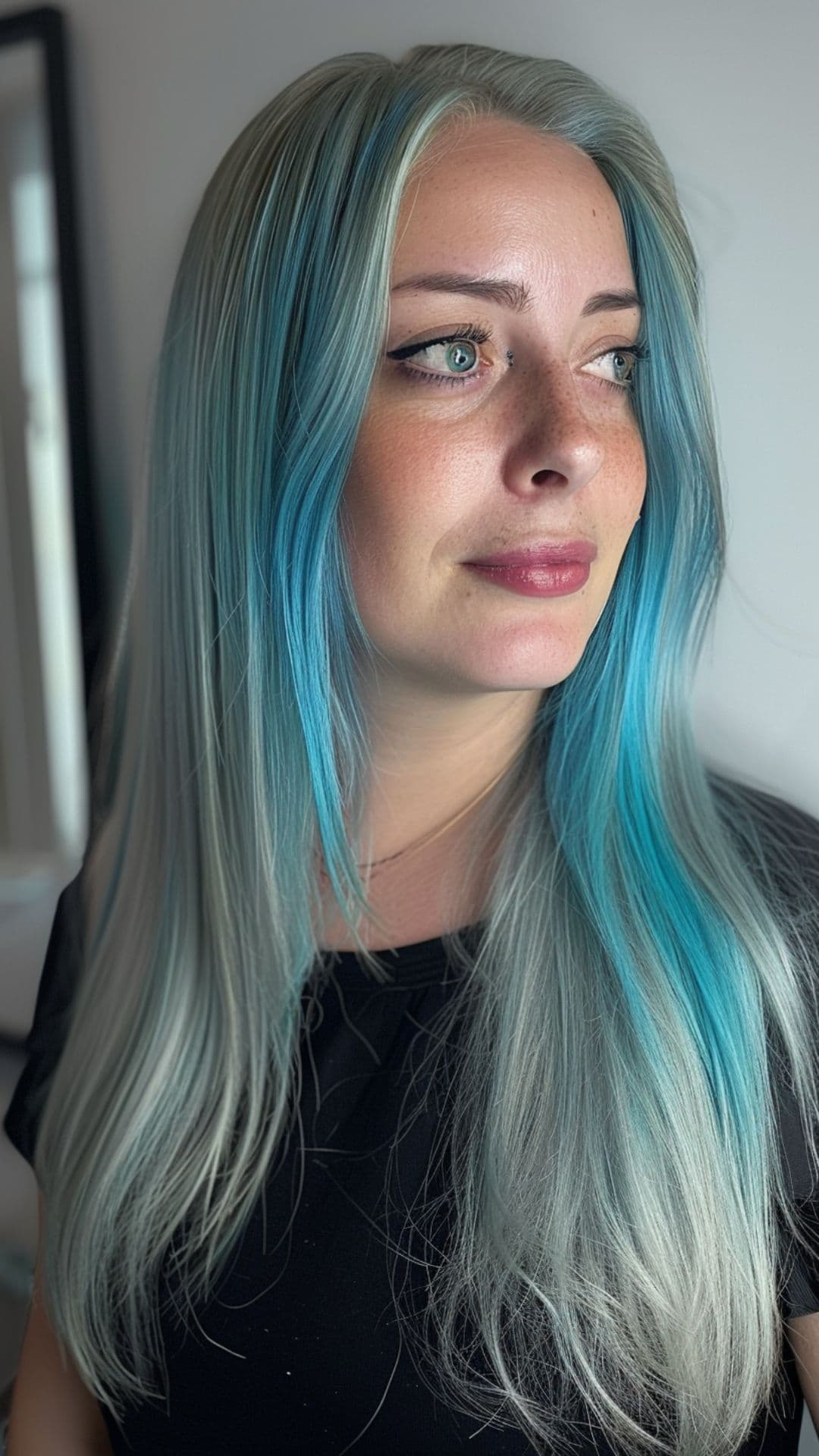 Uma mulher modelando um cabelo azul-petróleo prateado.