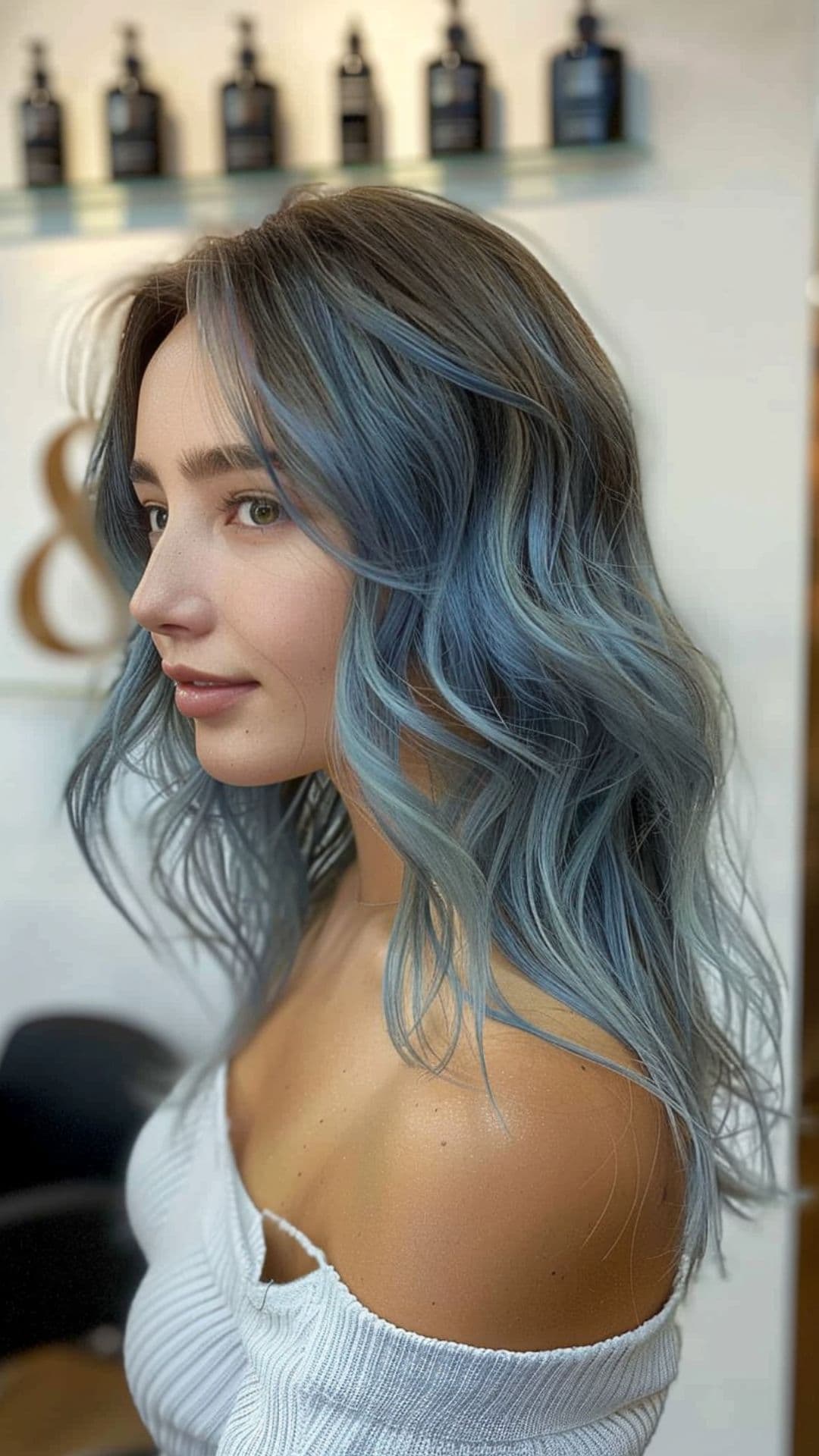 Uma mulher modelando um cabelo azul esfumaçado.