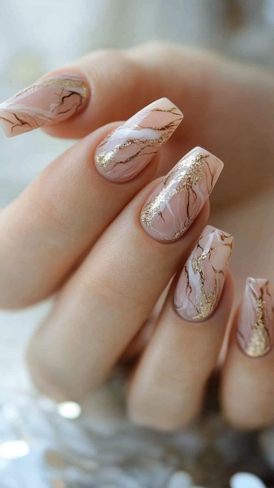 Woman's nails with Marble Effect in Taupe and Gold