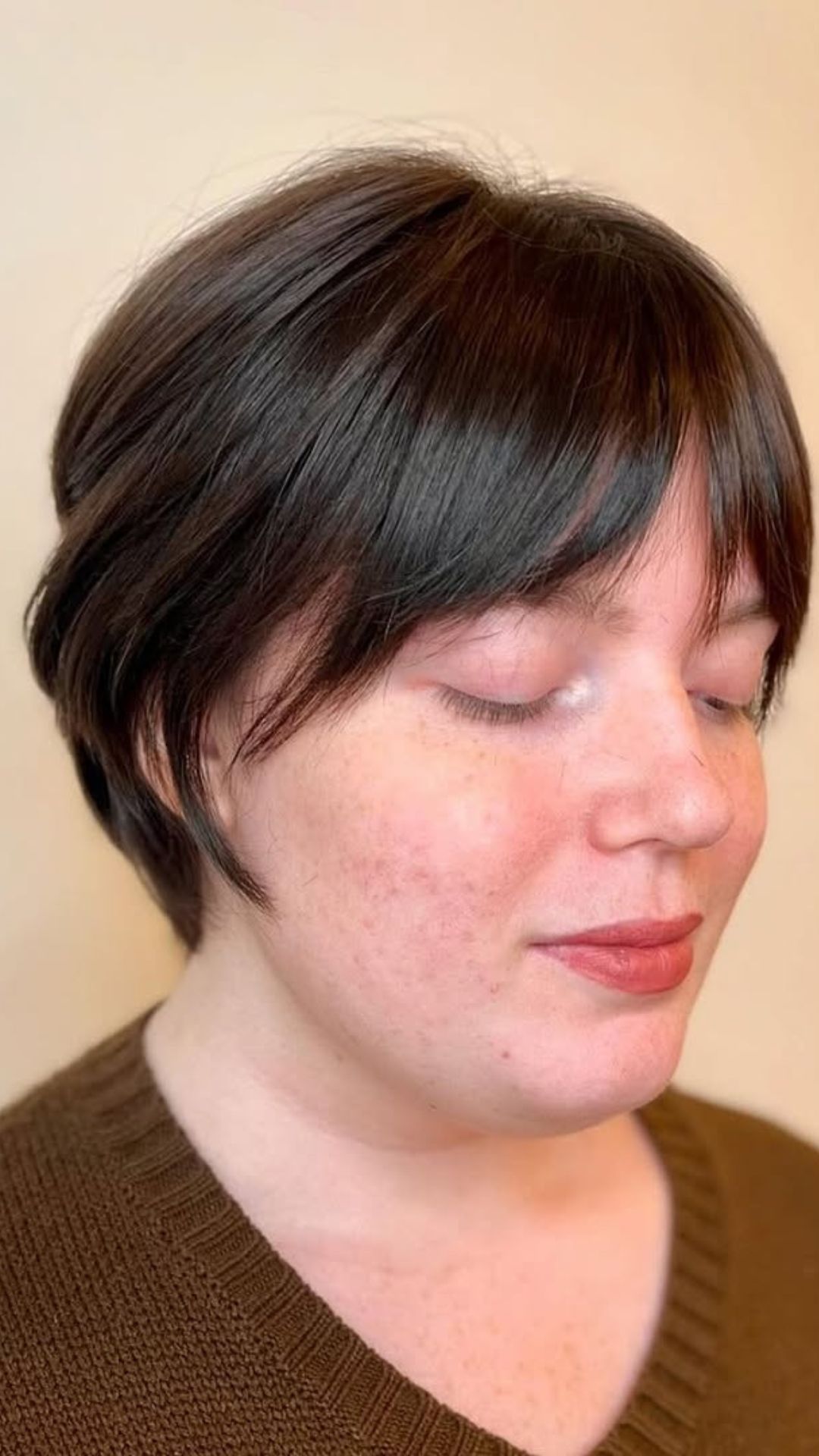 A round-faced woman with double chin modelling a Pixie Bob hairstyle.